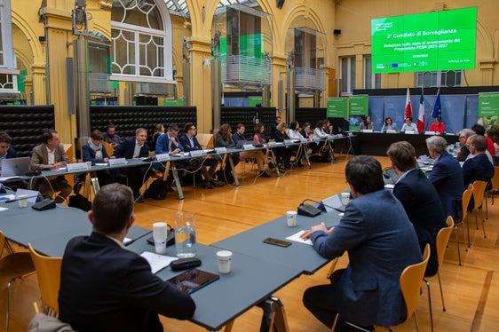 Im Begleitausschuss arbeiten die zuständigen Behörden (Europäische Kommission, Ministerien, Landesdienste) sowie die maßgeblich betroffenen Wirtschafts- und Sozialpartner zusammen. (Foto: LPA/Fabio Brucculeri)