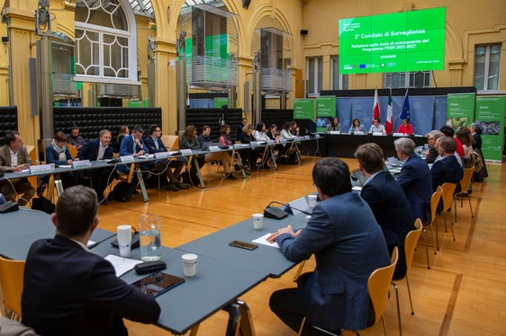 Im Begleitausschuss arbeiten die zuständigen Behörden (Europäische Kommission, Ministerien, Landesdienste) sowie die maßgeblich betroffenen Wirtschafts- und Sozialpartner zusammen. (Foto: LPA/Fabio Brucculeri)