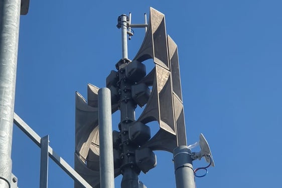 Auch die Sirene auf dem Gebäude der Rundfunkanstalt Südtirol RAS in Bozen hat um 10.08 Uhr mit einem eine Minute anhaltenden auf- und abheulenden Ton den Zivilschutz-Probealarm verkündet. (Foto: LPA/RAS)