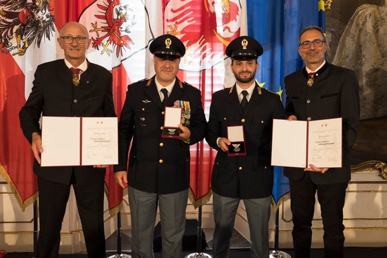 Die Landeshauptleute Anton Mattle (links) und Arno Kompatscher (rechts) ehrten Salvatore Abate (Zweiter von links) und Marco Lauriola, beide aus Meran. Die Geehrten hatten einen Mann gerettet, der auf ein Zuggleis gestürzt war. (Foto: Land Tirol/Sedlak)