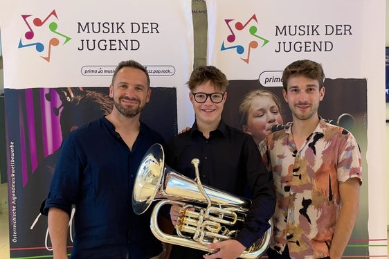 Tobias Jocher della Scuola di musica di Vipiteno ha conquistato il primo posto nella categoria II con l'eufonio; nella foto con il suo insegnante Bernhard Pircher (a sinistra) e il maestro accompagnatore Simon Oberrauch. (Foto: USP)