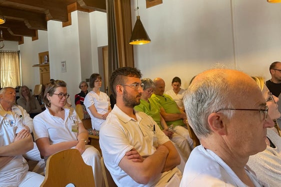 Die Mitarbeiterinnen und Mitarbeiter des Innichner Krankenhauses beim heutigen Treffen mit Landesrat Hubert Messner. (Foto: LPA/Andrea Knollenberger)