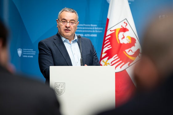 Luca Critelli, Direktor des Ressorts für Wohnbau, Sicherheit und Gewaltprävention, stellte die neu geregelte Wohnbauförderung im Detail vor: Sie gilt für alle Gesuche, die ab dem 1. Februar 2026 eingereicht werden. (Foto: LPA/Fabio Brucculeri)