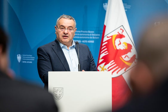 Luca Critelli, Direktor des Ressorts für Wohnbau, Sicherheit und Gewaltprävention, stellte die neu geregelte Wohnbauförderung im Detail vor: Sie gilt für alle Gesuche, die ab dem 1. Februar 2026 eingereicht werden. (Foto: LPA/Fabio Brucculeri)