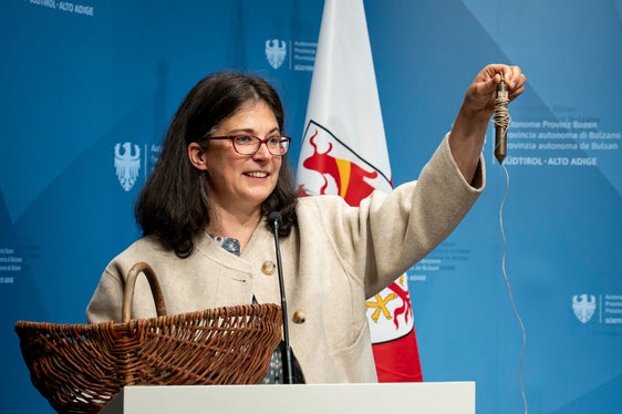 Johanna Niederkofler, Direktorin des archeoParc - camupus transhumanza, sprach stellvertretend für die sechs Partnerorganisationen und zeigte unter anderem ein Senklot, das für die Technik des Trockensteinmauerns benötigt wird: Es steht symbolisch für das umfangreiche Wissen, das sich hinter jeder UNESCO-Anerkennung verbirgt. (Foto: LPA/Fabio Brucculeri)