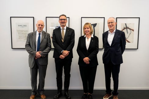 Italien übernimmt 2025 den Vorsitz der Alpenkonvention. Heute (30. Oktober) stellten Vertretungen der Alpenkonvention und deren Partner die Leitlinien des italienischen Vorsitzes vor (im Bild v.l.n.r. Paolo Angelini, Landeshauptmann Arno Kompatscher, Alenka Smerkolj und Eurac-Präsident Roland Psenner). (Foto: LPA/Fabio Brucculeri)