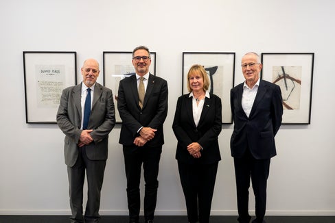 Italien übernimmt 2025 den Vorsitz der Alpenkonvention. Heute (30. Oktober) stellten Vertretungen der Alpenkonvention und deren Partner die Leitlinien des italienischen Vorsitzes vor (im Bild v.l.n.r. Paolo Angelini, Landeshauptmann Arno Kompatscher, Alenka Smerkolj und Eurac-Präsident Roland Psenner). (Foto: LPA/Fabio Brucculeri)