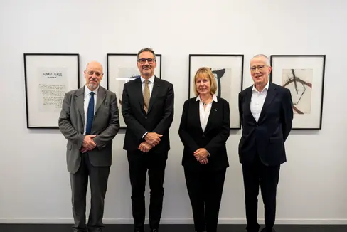 Italien übernimmt 2025 den Vorsitz der Alpenkonvention. Heute (30. Oktober) stellten Vertretungen der Alpenkonvention und deren Partner die Leitlinien des italienischen Vorsitzes vor (im Bild v.l.n.r. Paolo Angelini, Landeshauptmann Arno Kompatscher, Alenka Smerkolj und Eurac-Präsident Roland Psenner). (Foto: LPA/Fabio Brucculeri)