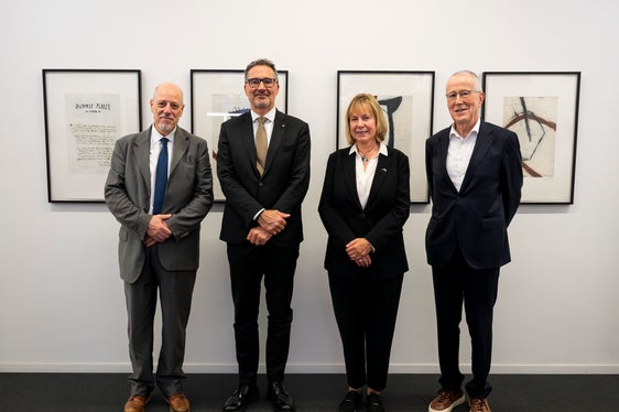 Da sinistra il capo della delegazione italiana nella Convenzione delle Alpi del Ministero dell’Ambiente e della Sicurezza Energetica, Paolo Angelini, il presidente della Provincia, Arno Kompatscher, la segretaria generale della Convenzione delle Alpi, Alenka Smerkolj, e il presidente di Eurac Research, Roland Psenner. (Foto: USP/Fabio Brucculeri)