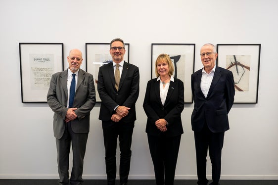 Da sinistra il capo della delegazione italiana nella Convenzione delle Alpi del Ministero dell’Ambiente e della Sicurezza Energetica, Paolo Angelini, il presidente della Provincia, Arno Kompatscher, la segretaria generale della Convenzione delle Alpi, Alenka Smerkolj, e il presidente di Eurac Research, Roland Psenner. (Foto: USP/Fabio Brucculeri)