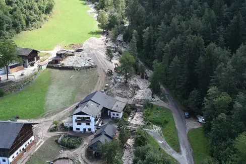 Der Schlernbach in Ums/Völs ist nach Starkregenereignissen gestern am späten Abend mehrfach über die Ufer getreten. (Foto: LPA/Agentur für Bevölkerungsschutz/Luca Emanuele Messina)