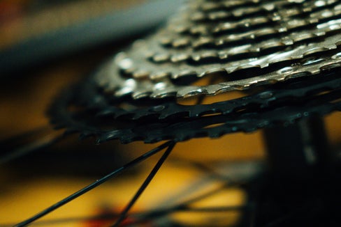 Da metà giugno a metà settembre, il servizio di riparazione gratuita delle biciclette offerto dall'Agenzia provinciale per l’ambiente e la tutela del clima e dalla Cooperativa sociale Novum sarà nuovamente disponibile in 15 comuni. (Foto: Unsplash)