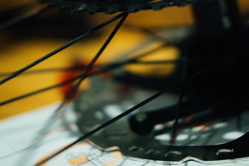 Von Mitte Juni bis Mitte September gibt es in 15 Gemeinden wieder den kostenfreien Radreparatur-Service der Landesagentur für Umwelt und Klimaschutz gemeinsam mit der Sozialgenossenschaft Novum. (Foto: Unsplash)