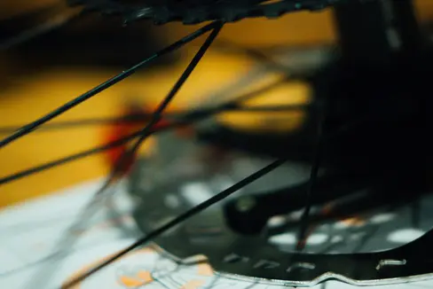 Von Mitte Juni bis Mitte September gibt es in 15 Gemeinden wieder den kostenfreien Radreparatur-Service der Landesagentur für Umwelt und Klimaschutz gemeinsam mit der Sozialgenossenschaft Novum. (Foto: Unsplash)