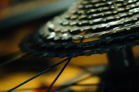 Da metà giugno a metà settembre, il servizio di riparazione gratuita delle biciclette offerto dall'Agenzia provinciale per l’ambiente e la tutela del clima e dalla Cooperativa sociale Novum sarà nuovamente disponibile in 15 comuni. (Foto: Unsplash)