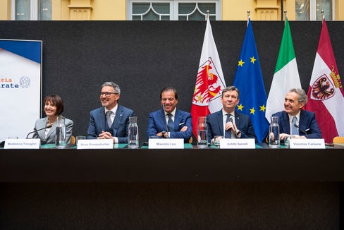 Da sinistra il prefetto Maddalena Travaglini, il presidente della Provincia autonoma di Bolzano Arno Kompatscher, il viceministro Maurizio Leo, il vicepresidente della Provincia autonoma di Trento Achille Spinelli e il direttore dell'Agenzia delle Entrate Vincenzo Carboni al tavolo dei relatori nel cortile interno di Palazzo Widmann. (Foto. USP/Fabio Brucculeri)