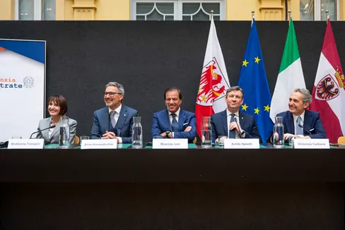 Da sinistra il prefetto Maddalena Travaglini, il presidente della Provincia autonoma di Bolzano Arno Kompatscher, il viceministro Maurizio Leo, il vicepresidente della Provincia autonoma di Trento Achille Spinelli e il direttore dell'Agenzia delle Entrate Vincenzo Carboni al tavolo dei relatori nel cortile interno di Palazzo Widmann. (Foto. USP/Fabio Brucculeri)