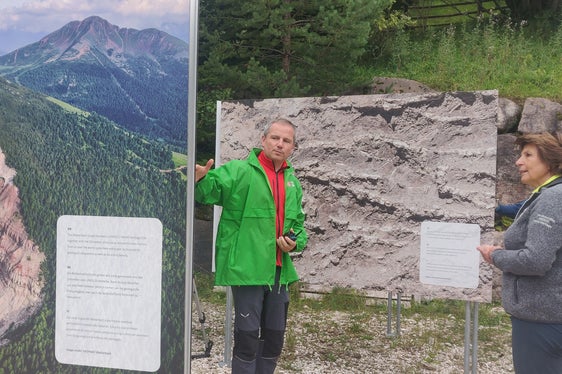 Dare ai visitatori interessati l'opportunità di conoscere i tesori del nostro territorio: l'assessora provinciale Hochgruber Kuenzer con il presidente del GEOPARC-Bletterbach, Peter Daldos (Foto: ASP/Marcella Morandini)