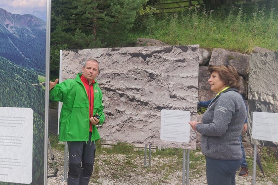 Interessierten Besuchern die Möglichkeit geben, sich über die Schätze unseres Landes zu informieren: Landesrätin Hochgruber Kuenzer mit Bletterbach-Präsident Peter Daldos. (Foto: LPA/Marcella Morandini)
