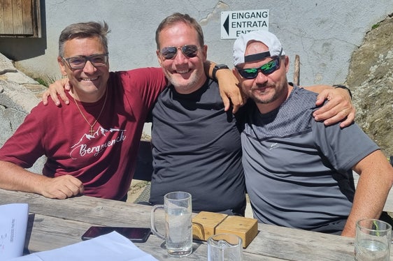 BM Steger, LR Bessone und Vermögensabteilungsdirektor Bedin beim Lokalaugenschein auf der Lenkjöchlhütte. (Foto: LPA)