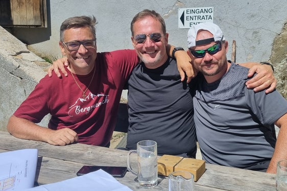 BM Steger, LR Bessone und Vermögensabteilungsdirektor Bedin beim Lokalaugenschein auf der Lenkjöchlhütte. (Foto: LPA)