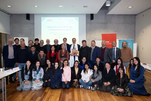 Il presidente della Provincia Arno Kompatscher ha incontrato presso l'istituto di ricerca Eurac Research un gruppo di 30 giovani tibetani e tibetane cresciuti in Europa che si interessano intensamente alle loro origini culturali e alle strutture politiche. (Foto: Eurac Research/Andrea De Giovanni)