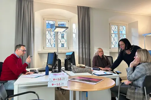 Personallandesrätin Magdalena Amhof (rechts) beim Lokalaugenschein im Coworking-Space in Bruneck. (Foto: LPA/Anna Künig)