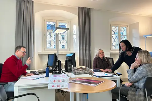 L'assessora provinciale al Personale, Magdalena Amhof (a destra), durante il sopralluogo negli spazi di coworking di Brunico. (Foto: USP/Anna Künig)