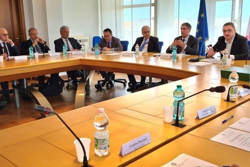 Landesrat Schuler (4. v. r.) beim heutigen Treffen zum Großraubwild in Rom (Foto: LPA/Davide Cordua)