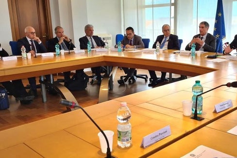 Landesrat Schuler (4. v. r.) beim heutigen Treffen zum Großraubwild in Rom (Foto: LPA/Davide Cordua)