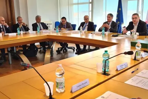 L'assessore Schuler (4° da dx) nel corso dell'incontro odierno a Roma sulla gestione dei grandi carnivori (Foto: ASP/Davide Cordua)