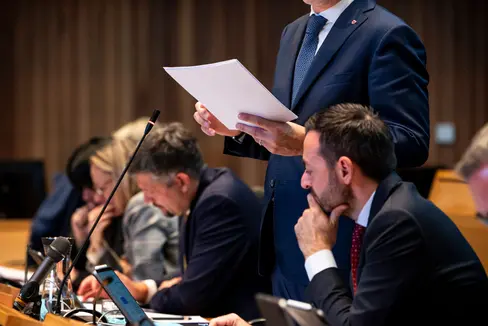 L presidënt dla Jonta provinziela Arno Kompatscher à te Cunsëi provinziel de Bulsan ai 2 de dezëmber prejentà la pruposta de bilanz 2026. (Foto: USP/Fabio Brucculeri)