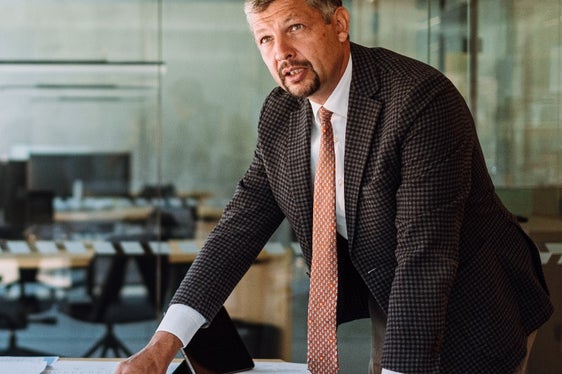 Der Tunnel St. Jakob ist ein Paradebeispiel dafür, wie man Infrastruktur zur Erzeugung von erneuerbarer Energie nutzen kann, sagt Landesrat Alfreider, der sich kürzlich ein Bild von der Anlage und den Daten zur Energieerzeugung gemacht hat. (Foto: LPA/Ingo Dejaco)