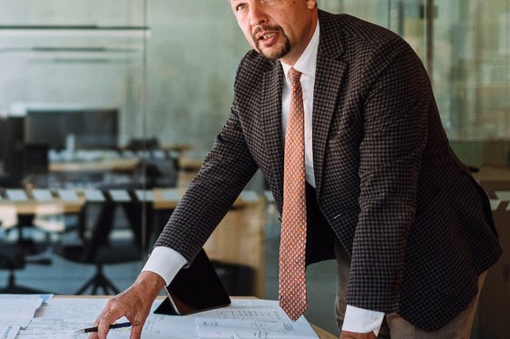 Der Tunnel St. Jakob ist ein Paradebeispiel dafür, wie man Infrastruktur zur Erzeugung von erneuerbarer Energie nutzen kann, sagt Landesrat Alfreider, der sich kürzlich ein Bild von der Anlage und den Daten zur Energieerzeugung gemacht hat. (Foto: LPA/Ingo Dejaco)
