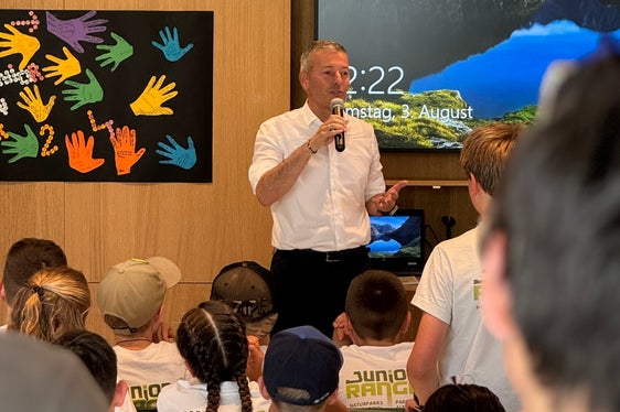 Landesrat Peter Brunner freute sich über das Engagement der Kinder. Es ist wichtig, früh mit der Sensibilisierung und der Begeisterung für die Natur zu beginnen, sagte er bei der Abschlussfeier am Samstag. (Foto: LPA/Thomas Hofer)