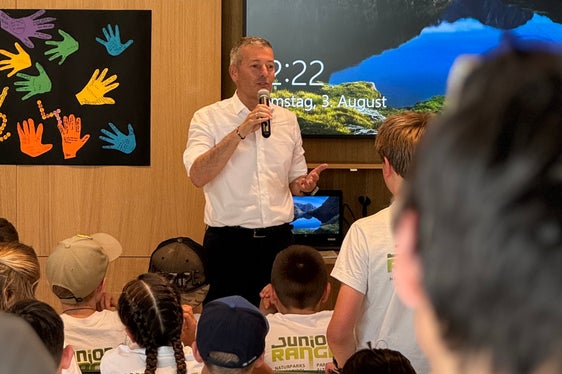 Landesrat Peter Brunner freute sich über das Engagement der Kinder. Es ist wichtig, früh mit der Sensibilisierung und der Begeisterung für die Natur zu beginnen, sagte er bei der Abschlussfeier am Samstag. (Foto: LPA/Thomas Hofer)