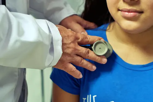 La chirurgia pediatrica è una delle che rientra nella collaborazione transfrontaliera tra le Provincie di Bolzano e di Trento. (Foto: Pixabay/Orzolaga)