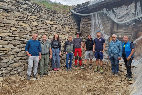 Synergie zum Schutz eines denkmalgeschützten Gebäudes auf der Mitterkaser Alm (von links): Christian Rainer von der Interessentschaft, Reinhold Kuppelwieser von der Forststation Naturns, Katharina Mair vom Denkmalschutz, Valentin Schroffenegger vom Landesamt für Natur, Techniker Martin Eschgfäller vom Amt für Wildbach- und Lawinenverbauung West, Maschinenführer Walter Pixner, Vorarbeiter Martin Müller, Statikr Siegfried Pohl, Johann Tappeiner von der Interessentschaft (Foto: LPA/Amt für Wildbach- und Lawinenverbauung West)