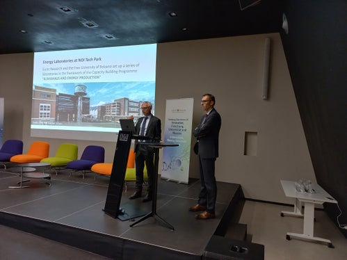 Andrea Gasparella della Libera Università di Bolzano (a sinistra) e Wolfram Sparber (Eurac Research) presentano i laboratori di ricerca dell’area Klimahaus e produzioni energetiche (Foto: ASP)