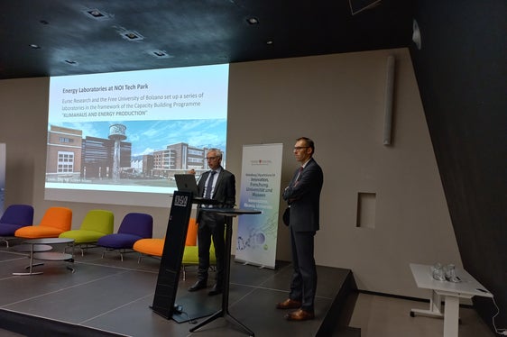 Andrea Gasparella, Freie Universität Bozen (l.) und Wolfram Sparber (Eurac Research) stellten die Labors des Forschungsbereichs Klimahaus und Energie vor (Foto: LPA)