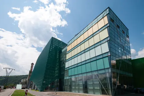 23 landeseigene Gebäude in Bozen können an das Fernwärmenetz angeschlossen werden und damit die Wärmeenergie der Müllverwertungsanlage Bozen Süd (im Bild) nutzen. (Foto: LPA)