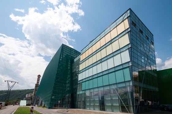 23 landeseigene Gebäude in Bozen können an das Fernwärmenetz angeschlossen werden und damit die Wärmeenergie der Müllverwertungsanlage Bozen Süd (im Bild) nutzen. (Foto: LPA)