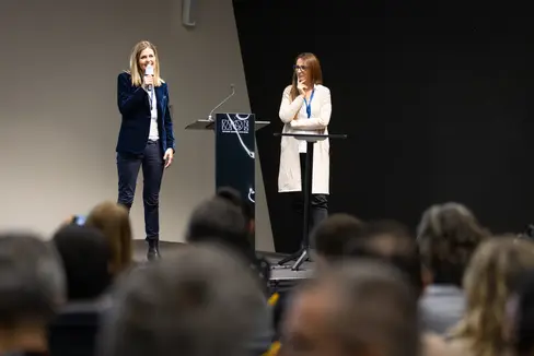 La direttrice dell'Agenzia di stampa e comunicazione Claudia Messner (a sinistra) e Hedwig Unterfrauner, coordinatrice del Centro di competenza WEB, hanno recentemente riferito sui progressi dell'aggiornamento dei siti web provinciali. (Foto: IAA/Günther Pichler)