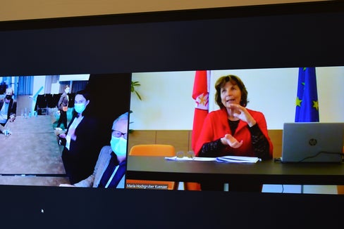 Landesrätin Hochgruber Kuenzer sprach im Rahmen des Europa Forum Luzern über eine nachhaltige Raumentwicklung: Das Landesgesetz Raum und Landschaft ist eine wichtige Etappe auf dem Weg Richtung Klimaschutz. (Foto: LPA/Marcella Morandini)