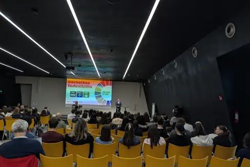 Im NOI Techpark organisierte die Italienische Bildungsdirektion gemeinsam mit Partnern eine Veranstaltung zur Nachhaltigkeit, an der rund 150 Schülerinnen und Schüler teilnahmen. (Foto: LPA)