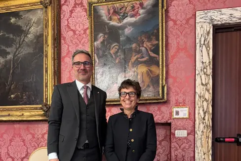 Landeshauptmann Arno Kompatscher sprach mit Direktorin Alessandra dal Verme über die Vereinfachung und Entbürokratisierung der Tauschverfahren für Militärflächen, die im Rahmen des Abkommens zwischen Land Südtirol, Verteidigungsministerium und der Agentur für Staatsgüter an das Land übertragen werden sollen. (Foto: LPA)