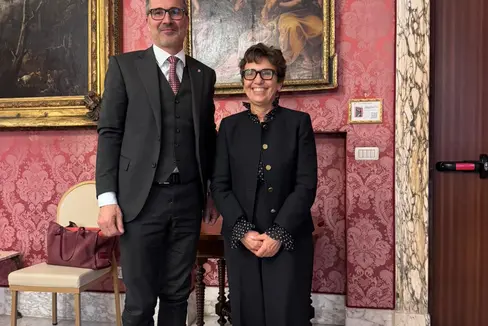 Landeshauptmann Arno Kompatscher sprach mit Direktorin Alessandra dal Verme über die Vereinfachung und Entbürokratisierung der Tauschverfahren für Militärflächen, die im Rahmen des Abkommens zwischen Land Südtirol, Verteidigungsministerium und der Agentur für Staatsgüter an das Land übertragen werden sollen. (Foto: LPA)
