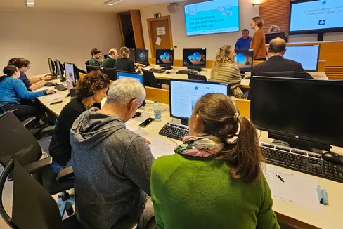 Bei einem so genannten Usability-Test haben Mitarbeitende der Landesverwaltung mit Beeinträchtigungen sowie Prüfleserinnen und Prüfleser der Selbstvertretungsgruppe People First das Landeswebportal in Leichter Sprache auf dessen Verständlichkeit und Lesbarkeit getestet. Die Erkenntnisse fließen unmittelbar in die Neugestaltung der Webseite ein. (Foto: LPA/Renate Mayr)