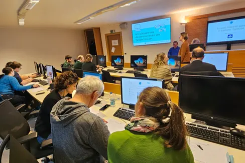 Bei einem so genannten Usability-Test haben Mitarbeitende der Landesverwaltung mit Beeinträchtigungen sowie Prüfleserinnen und Prüfleser der Selbstvertretungsgruppe People First das Landeswebportal in Leichter Sprache auf dessen Verständlichkeit und Lesbarkeit getestet. Die Erkenntnisse fließen unmittelbar in die Neugestaltung der Webseite ein. (Foto: LPA/Renate Mayr)