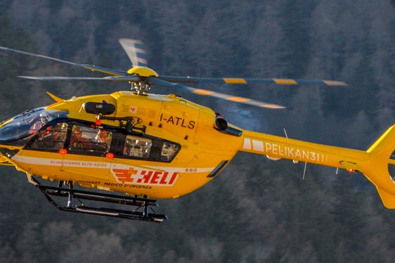 Gesundheitslandesrat Messner: Der Landesflugrettungsdienst an der HEMS-Basis in Laas ist notwendig, um mit den anderen Gebieten des Landes vergleichbare Eintreffzeiten im Vinschgau zu gewährleisten und um den Gesamtbedarf an Luftrettungseinsätzen, der in den vergangenen 15 Jahren stark angestiegen ist, abzudecken. Im Bild der in Laas stationierte Pelikan 3. (Foto: LPA/Alberto Betto)